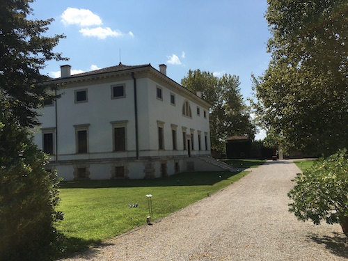 Foto laterale della Villa Pisani Bonetti, dell'architetto Andrea Palladio.