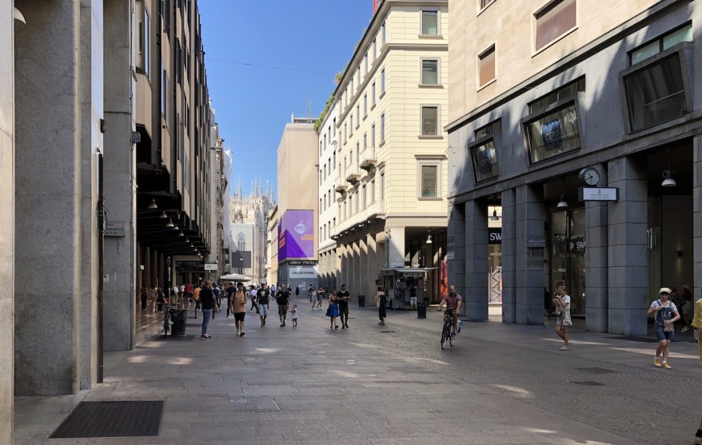 Corso Vittorio Emanuele II, cuore di Milano, la via della passeggiata tranquilla e dei grandi brand del passato.