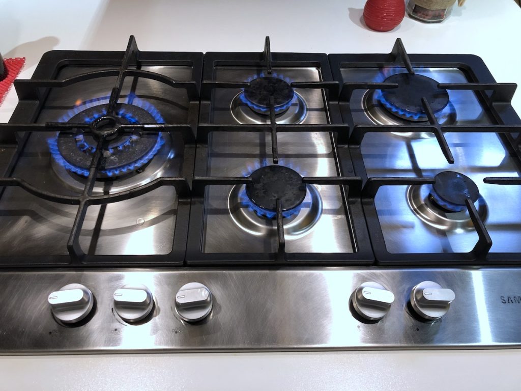 A rappresentare il risparmiare gas in cucina, la foto dei miei fornelli accesi!
