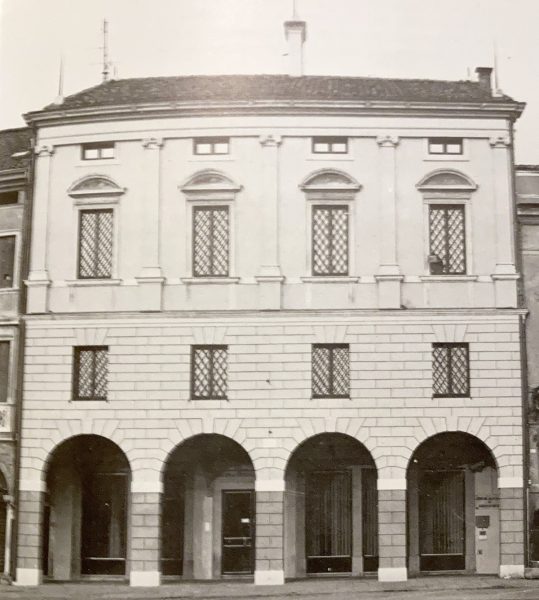 Il Monte di Pietà, sede davanti al Duomo di Montagnana, nel 1700.