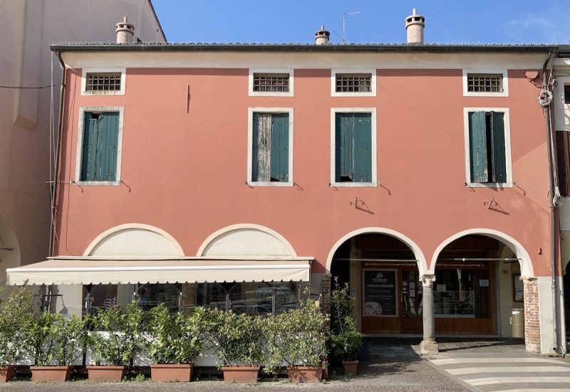 Quello che una volta era il Monte di Pietà di Montagnana, oggi un palazzetto che ospita uno dei bar della piazza della città, il Dehor.