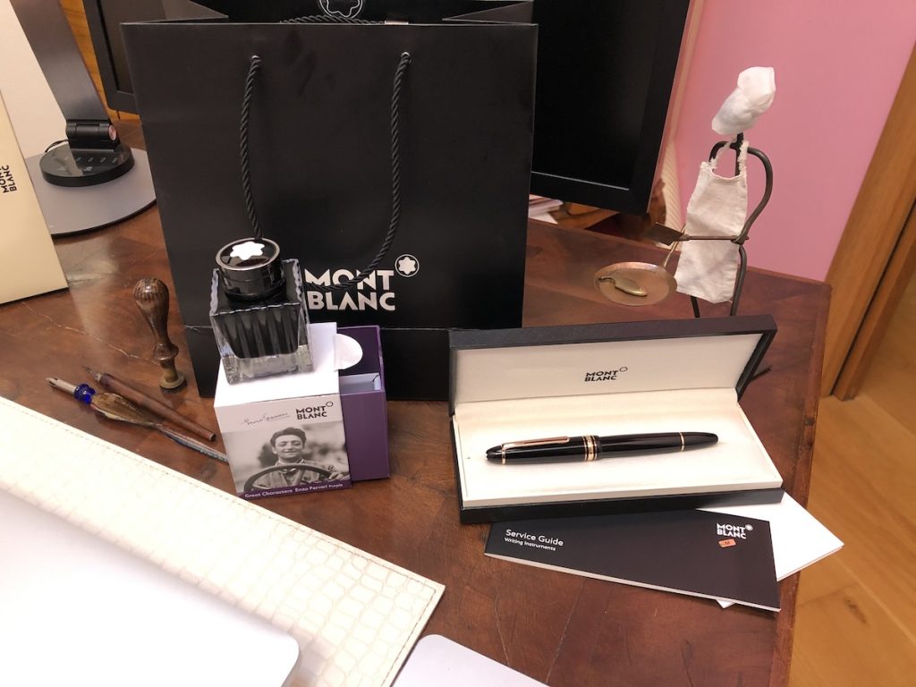 La foto della mia stilografica MontBlanc, appena aperta nel mio ufficio, assieme al suo inchiostro Viola Ferrari.