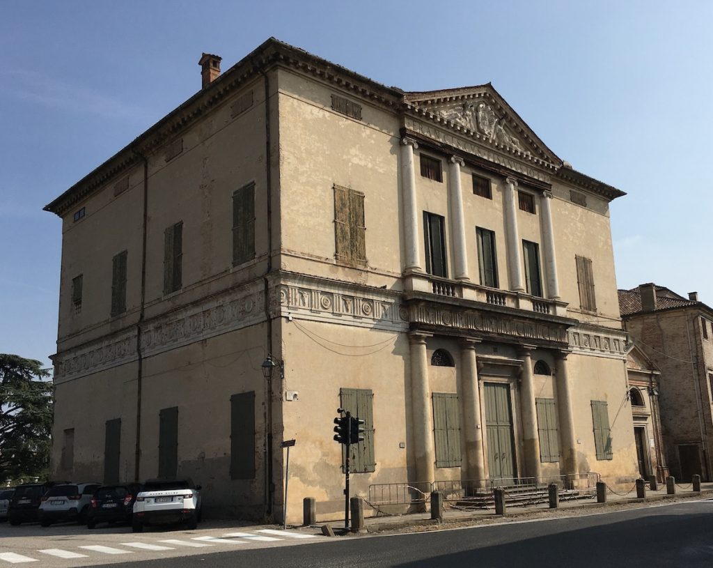 La facciata anteriore, lato strada, della Villa Pisani di Montagnana, edificata da Andrea Palladio.